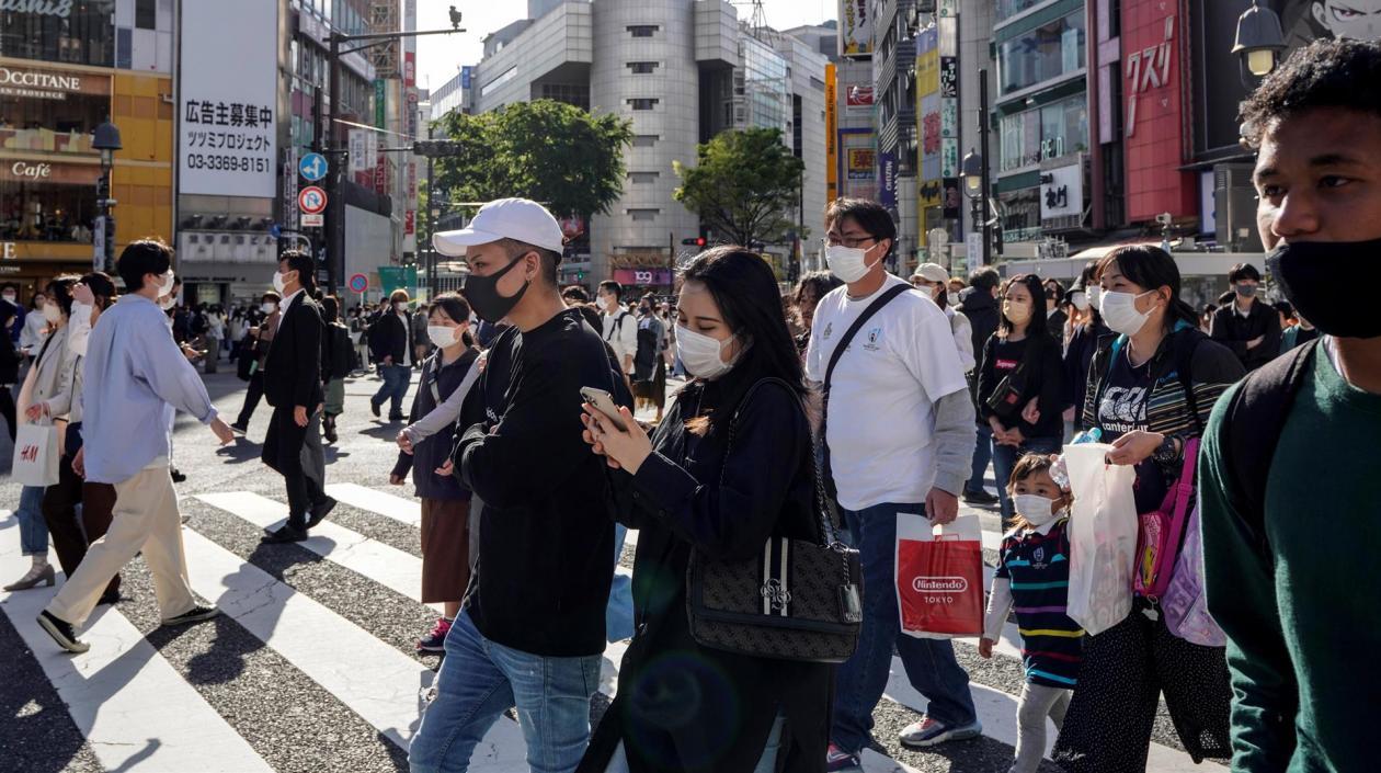 Ciudadanos de Tokio caminando por las calles.