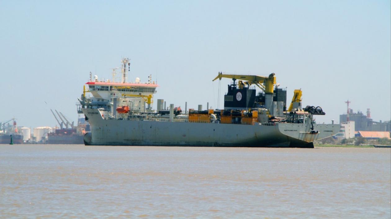 La draga 'Bartolomeu Dias', en el más reciente trabajo en el puerto de Barranquilla.
