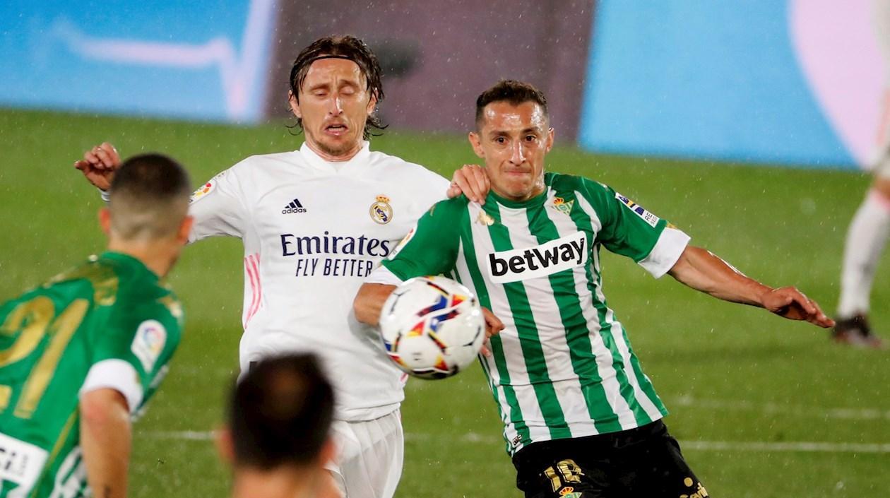 Luka Modric lucha por el control de la pelota. 