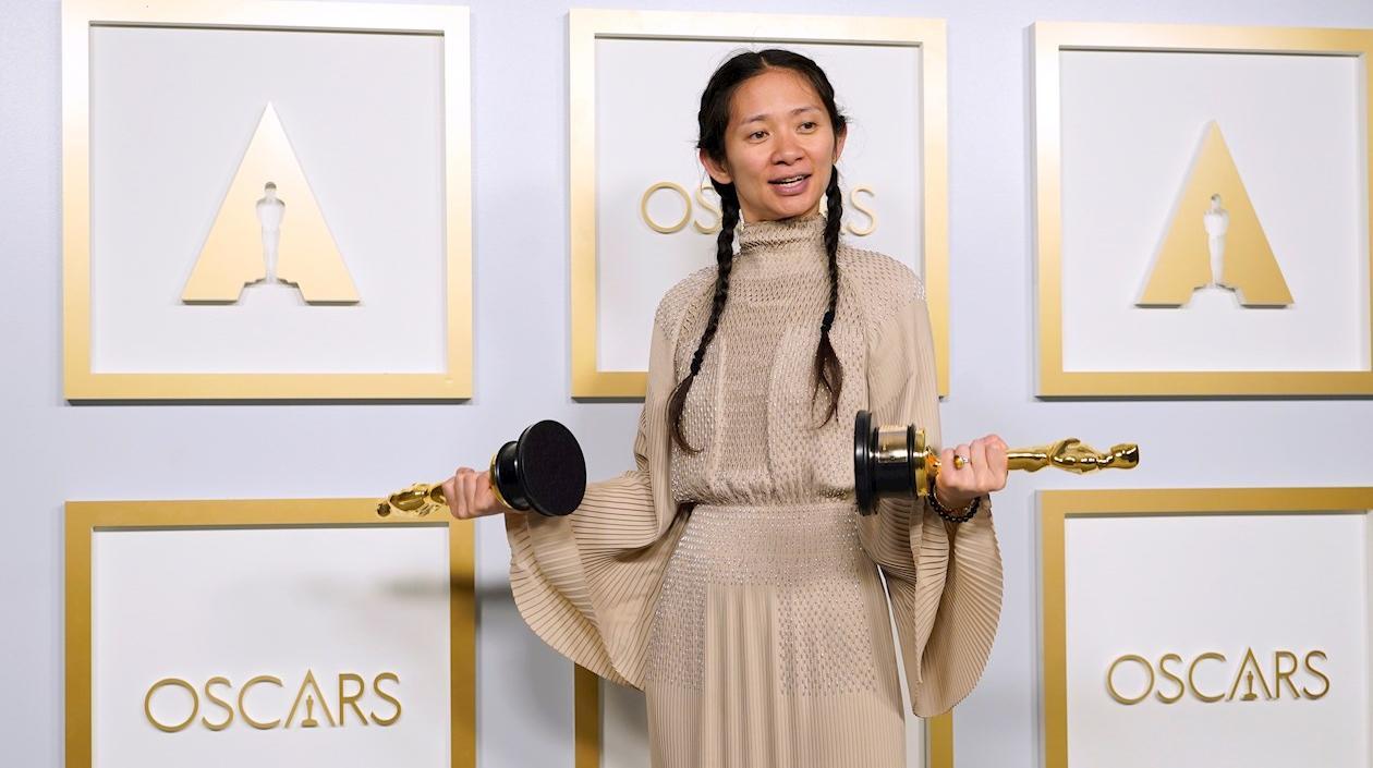 Chloé Zao ganadora del Óscar a mejor dirección por "Nomadland". 