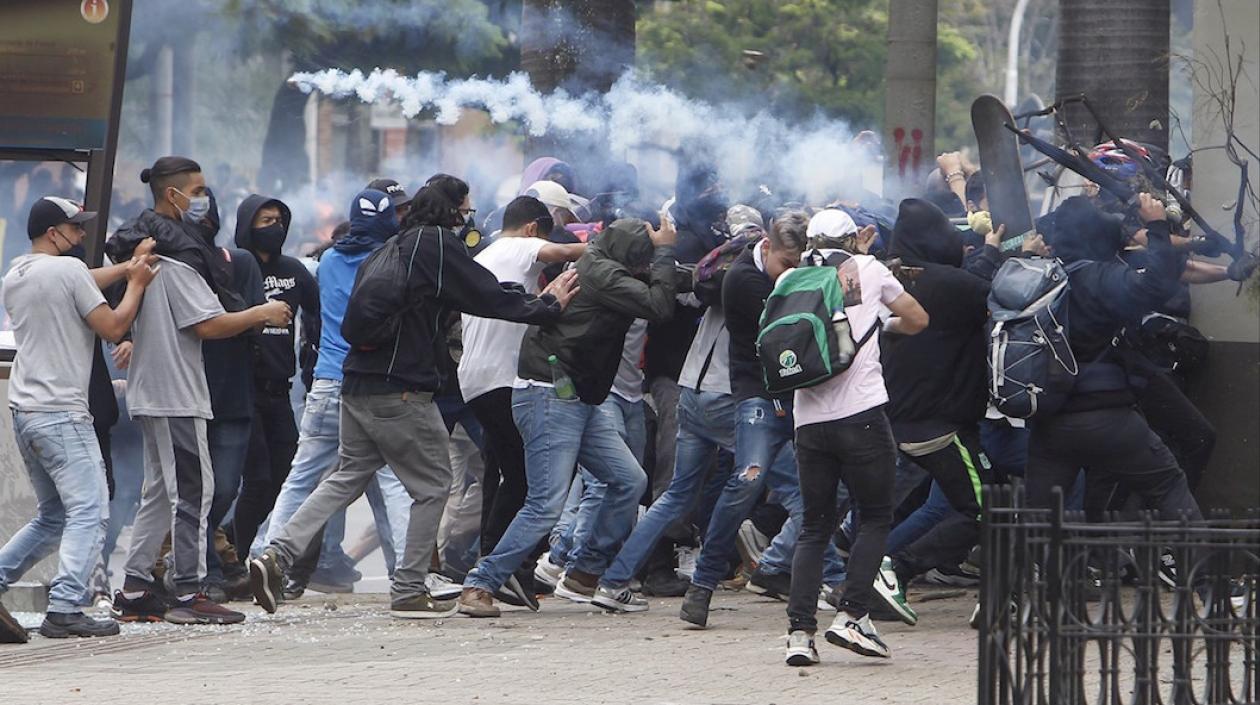 Un grupo de manifestantes arremetiendo contra la Fuerza Pública en Medellín.