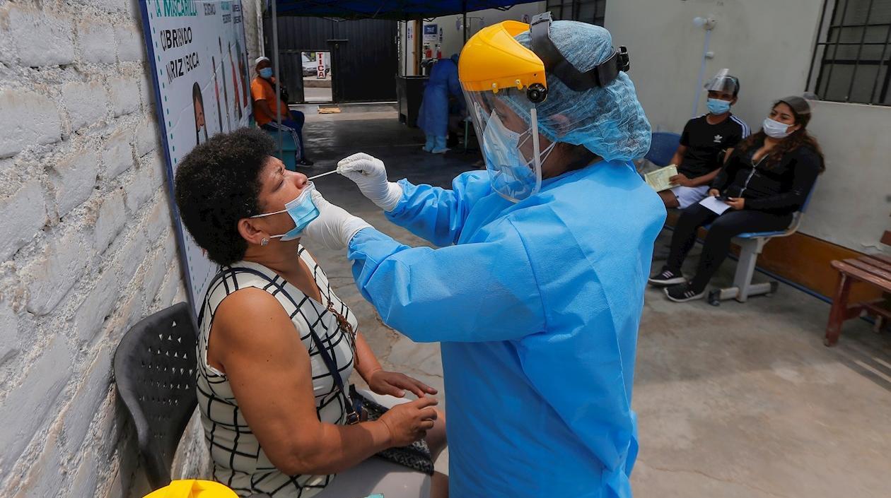 Países que están registrando un mayor aumento de casos en Latinoamérica son los que deberían ser priorizados en la donación de vacunas. 