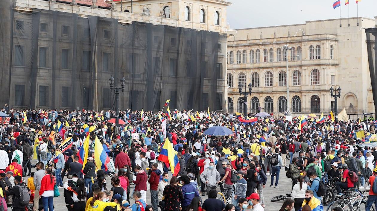 Manifestación pacífica en la Plaza de Bolívar de Bogotá este miércoles.