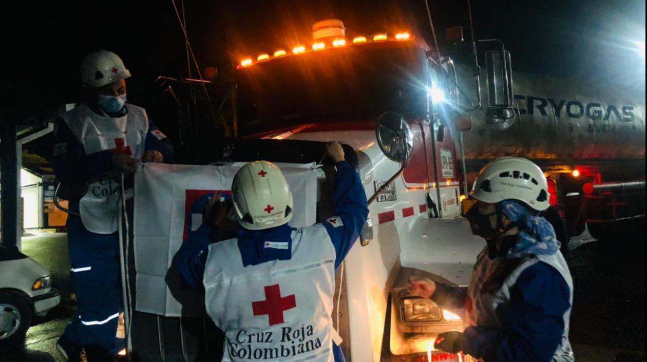 Personal de la Cruz Roja Colombiana apoyando el paso de oxígeno.