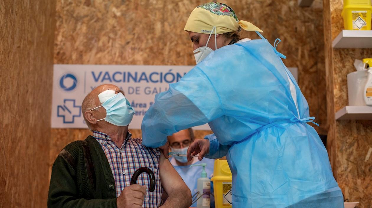 La vacunación en España continúa a buen ritmo, con 19 millones de dosis administradas.