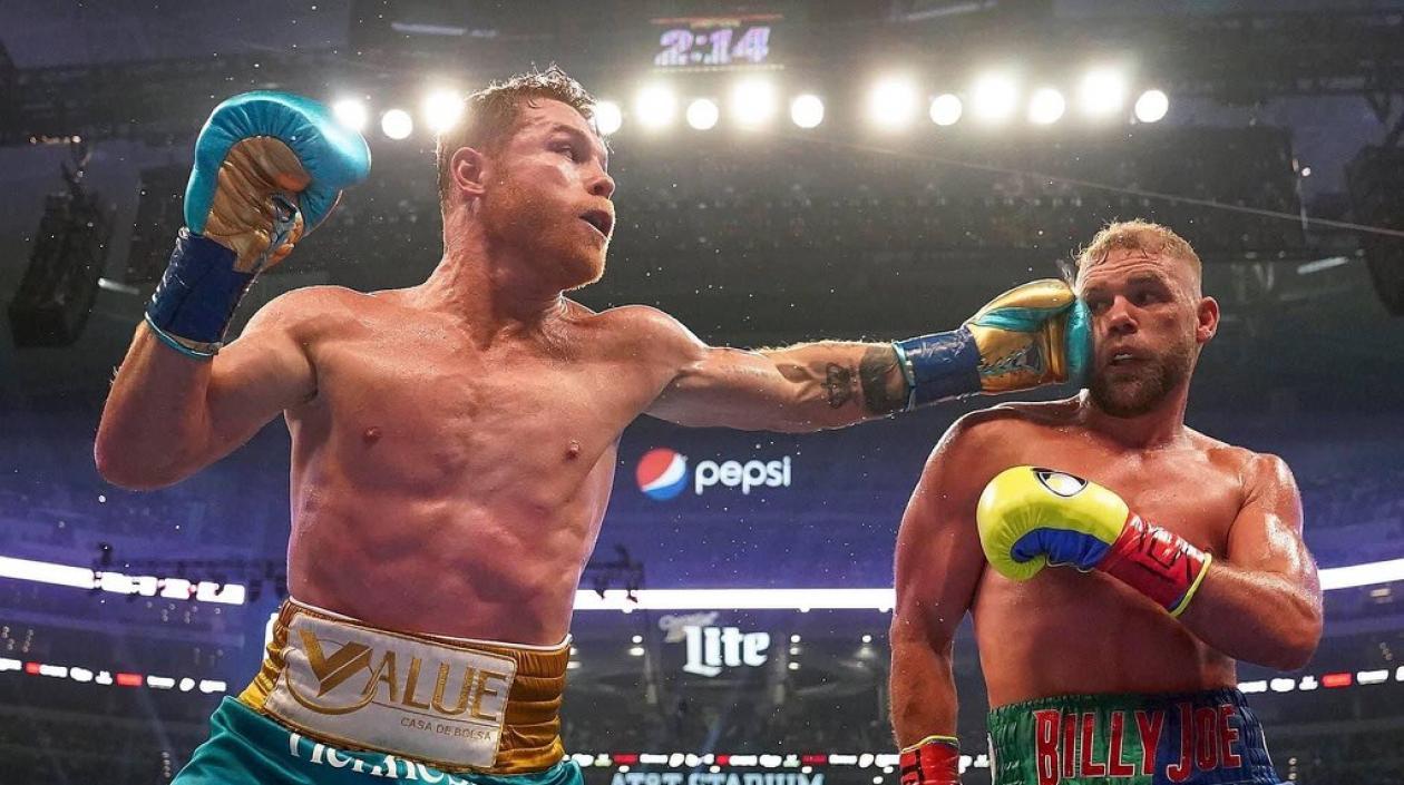 Saúl 'Canelo' Álvarez, boxeador mexicano, conecta un fuerte golpe sobre Billy Joe Saunders. 