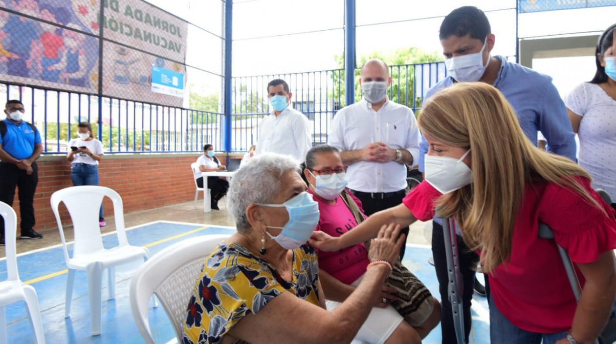 Gobernadora Elsa Noguera saluda a una adulta mayor en el nuevo punto de vacunación en Malambo.
