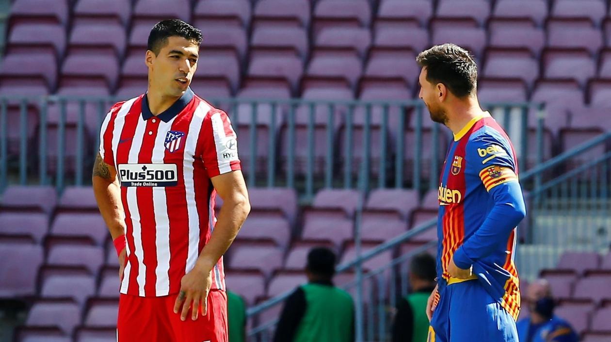 Luis Suárez y Lionel Messi hablan durante el partido. 
