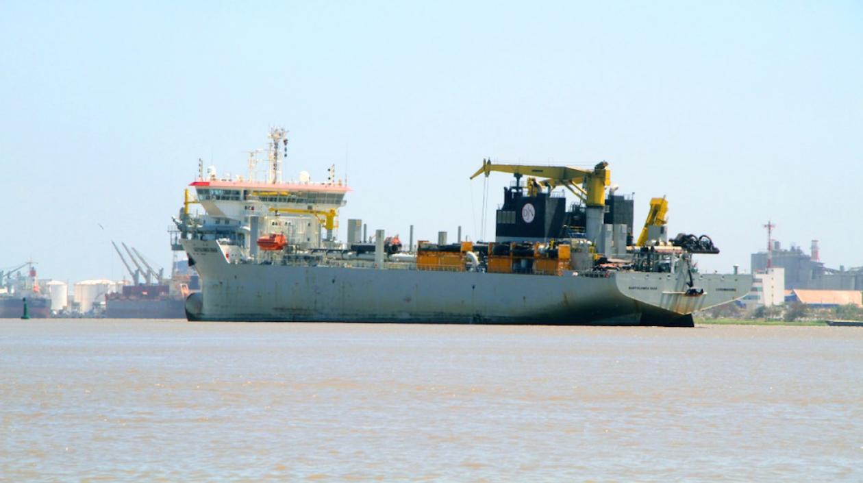 La draga 'Bartolomeu Días' en el puerto de Barranquilla.
