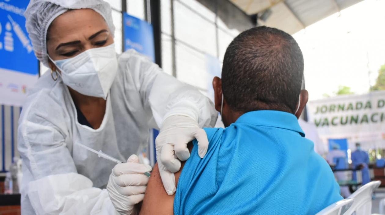 El número de personas vacunadas por Covid-19 no priorizadas en Colombia es de 1.372.