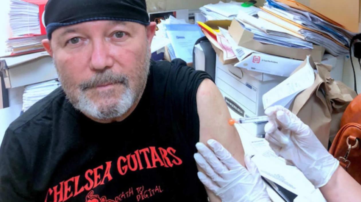 Rubén Blades en el momento de aplicarse la vacuna.