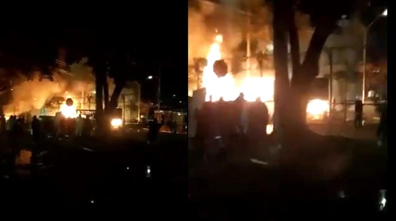 El incendio provocado en la planta de combustible de Ecopetrol en Yumbo, Valle.