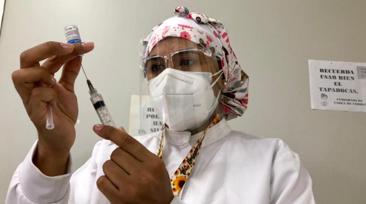 Enfermera en Venezuela, prepara una dosis de vacuna contra el Covid-19. 