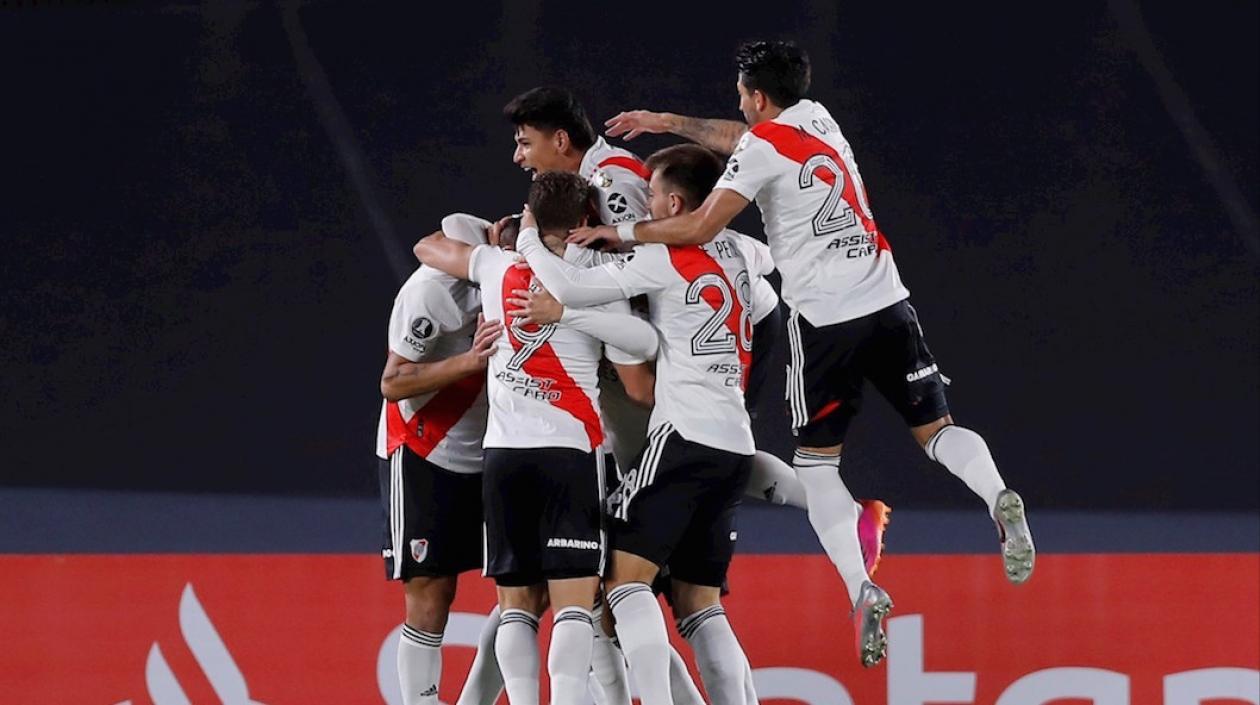 Jugadores de River Plate celebrando el gol de Fabrizio Angilieri.