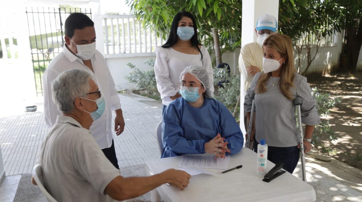 La gobernadora Elsa Noguera, y el alcalde de Puerto, Wilman Vargas, acompañaron a vacunación del ciudadano Jairo de Castro.