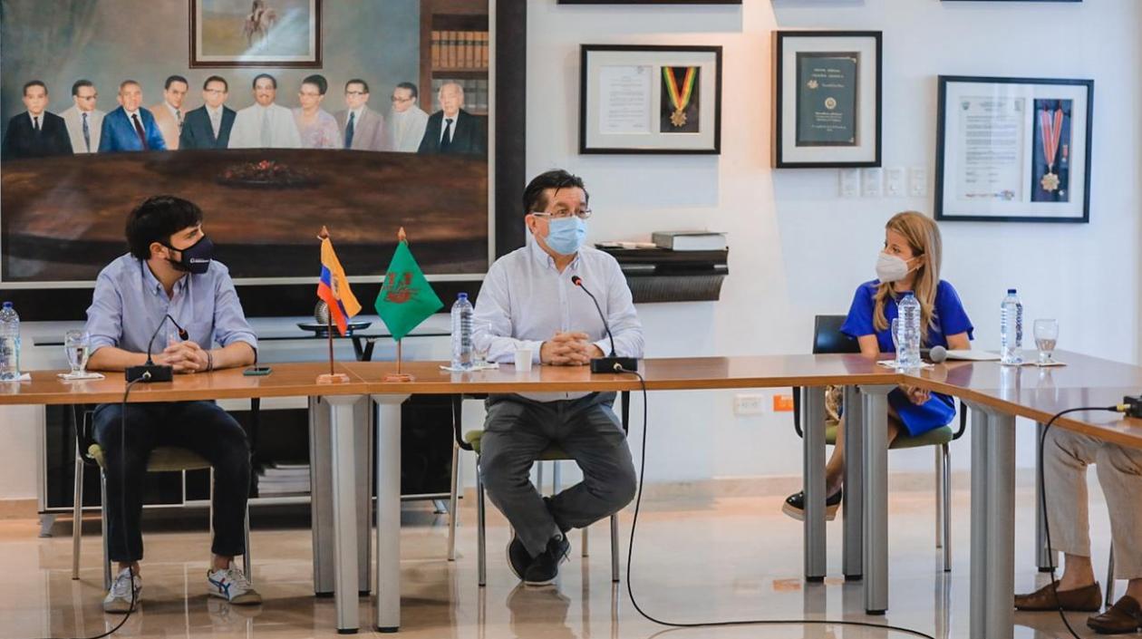 El Ministro de Salud Fernando Ruiz con el Alcalde Jaime Pumarejo y la Gobernadora Elsa Noguera.