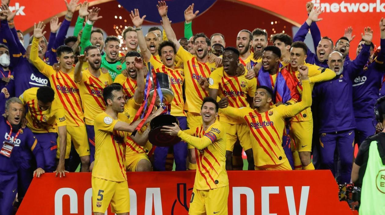 Lionel Messi celebra con sus compañeros la Copa del Rey.