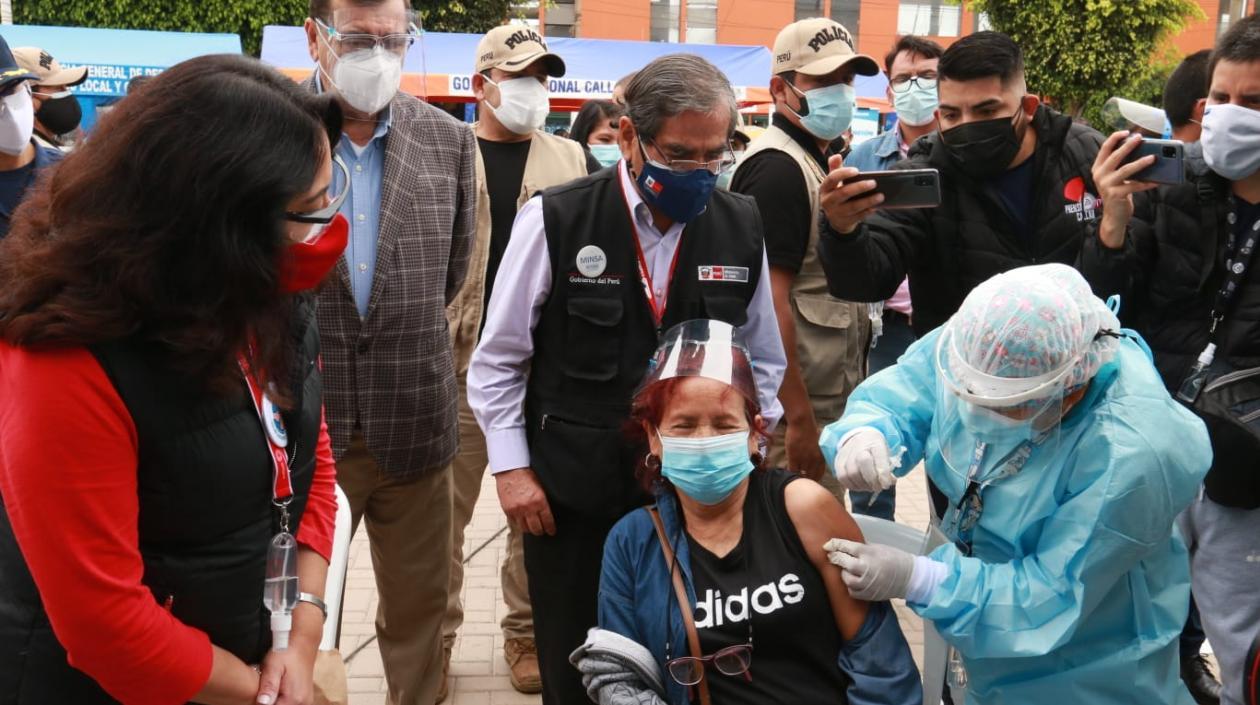 El Ministro de Salud de Perú, Óscar Ugarte, durante una jornada de vacunación, en Lima. 