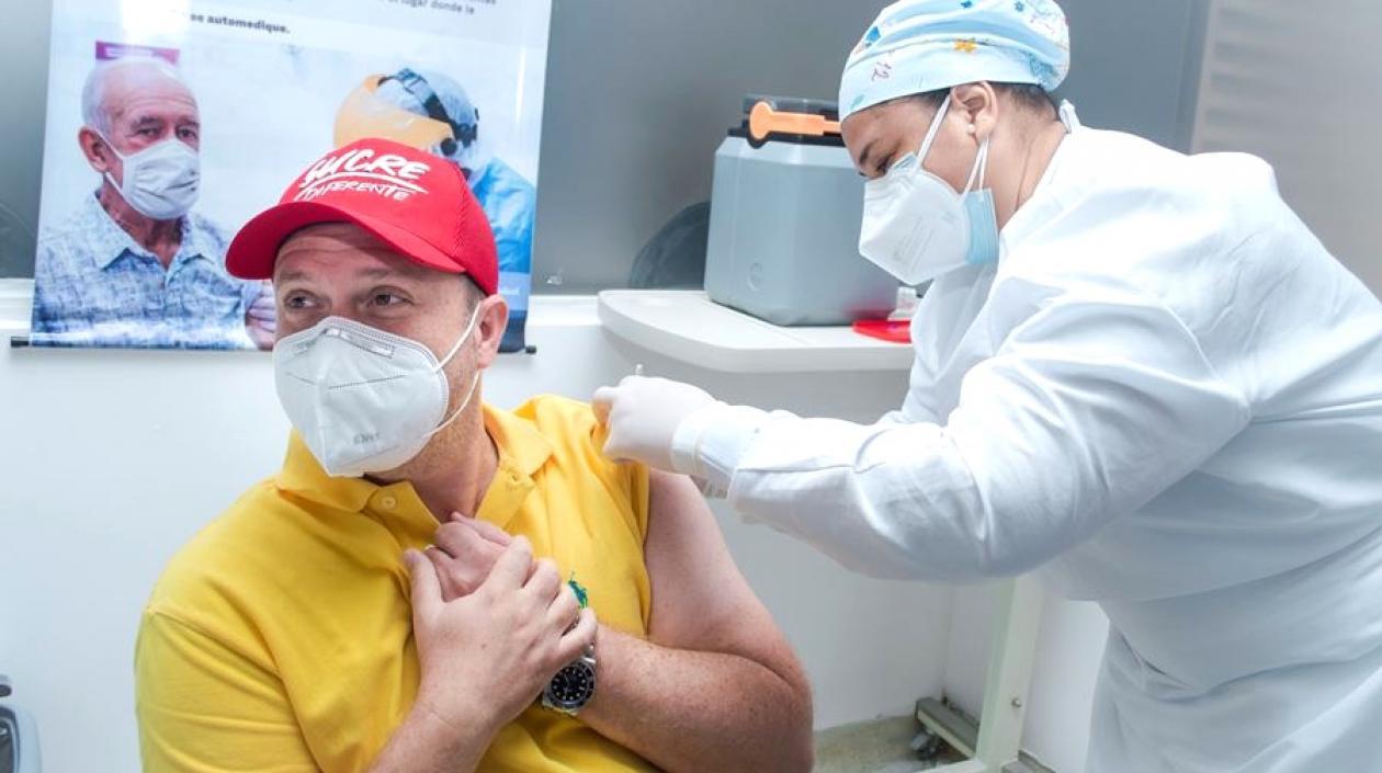 Aplicación de la vacuna al Gobernador de Sucre Héctor Espinosa Oliver.