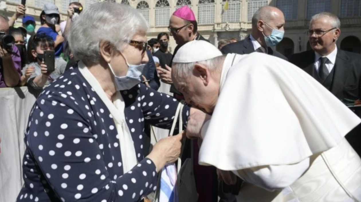 El beso del Papa Francisco.