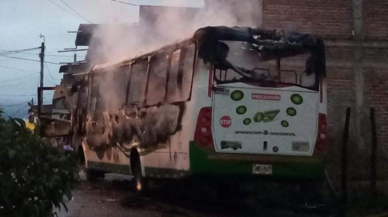 Así quedó el bus incendiado por desconocidos en Florida, Valle.