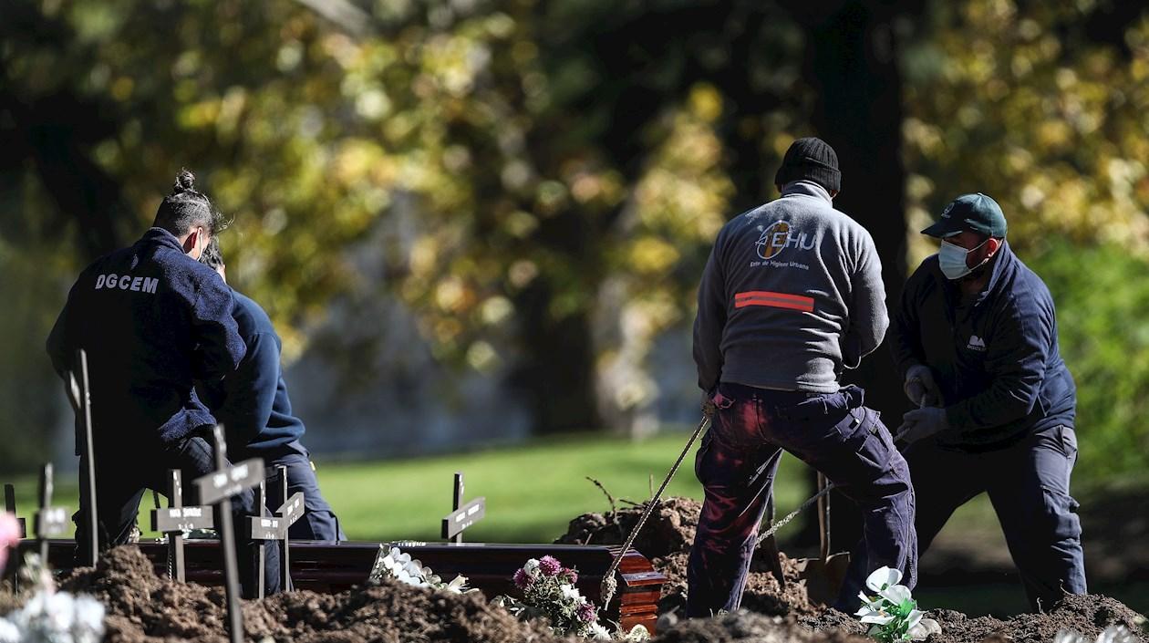 Empleados trabajan en el cementerio de la Chacarita en Buenos Aires. 
