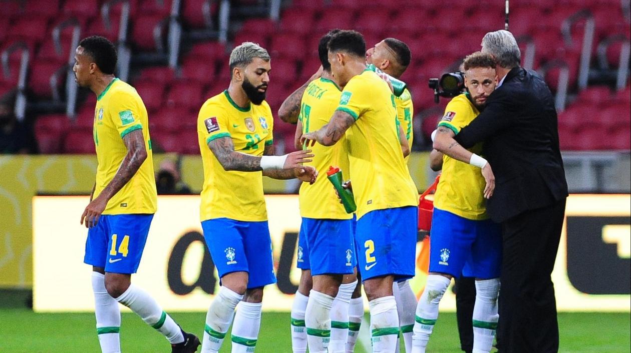 Jugadores de Brasil celebran tras un tanto. 