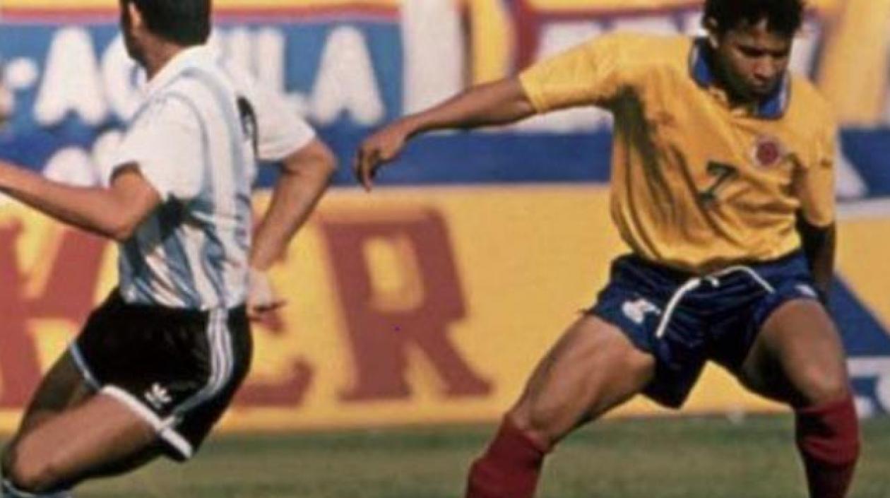 Iván René Valenciano anota el gol en 1993. 