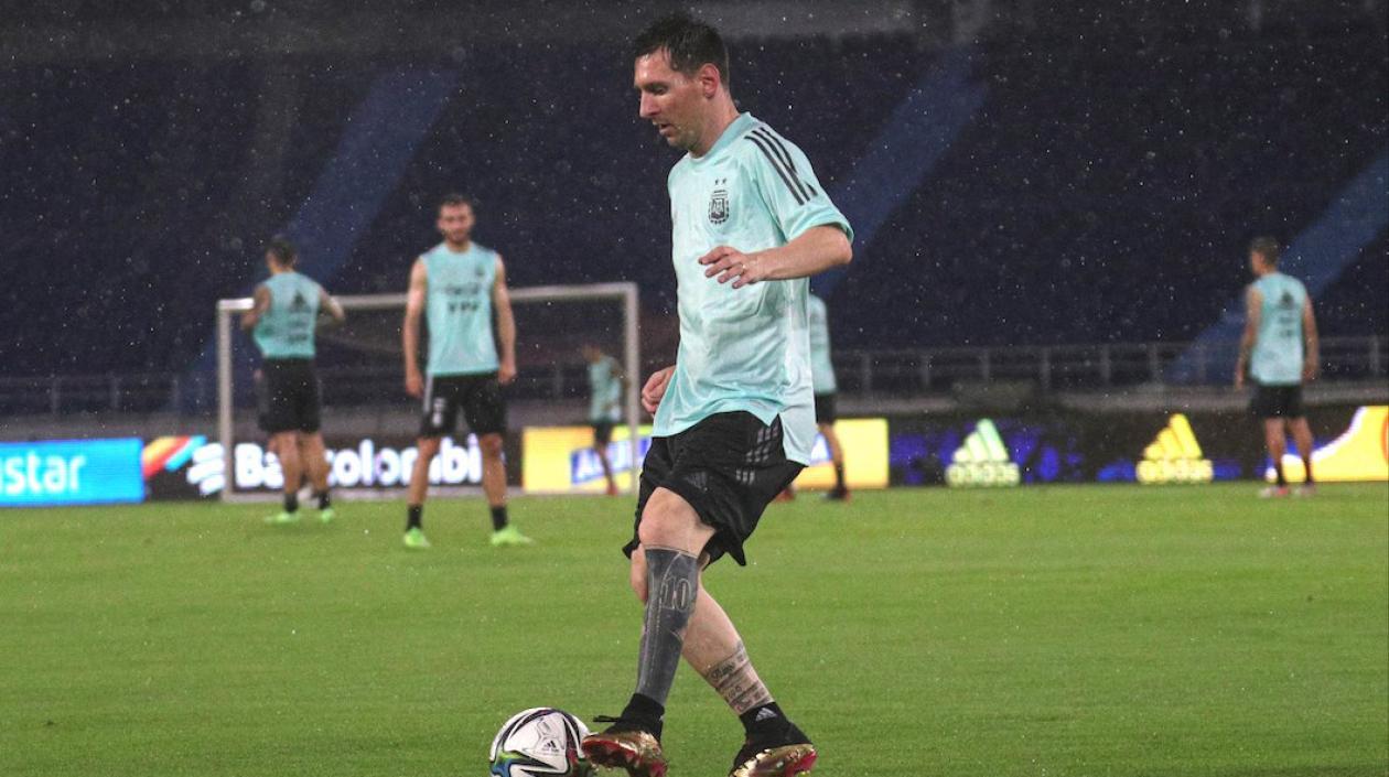 Lionel Messi entrenando en el estadio Metropolitano.