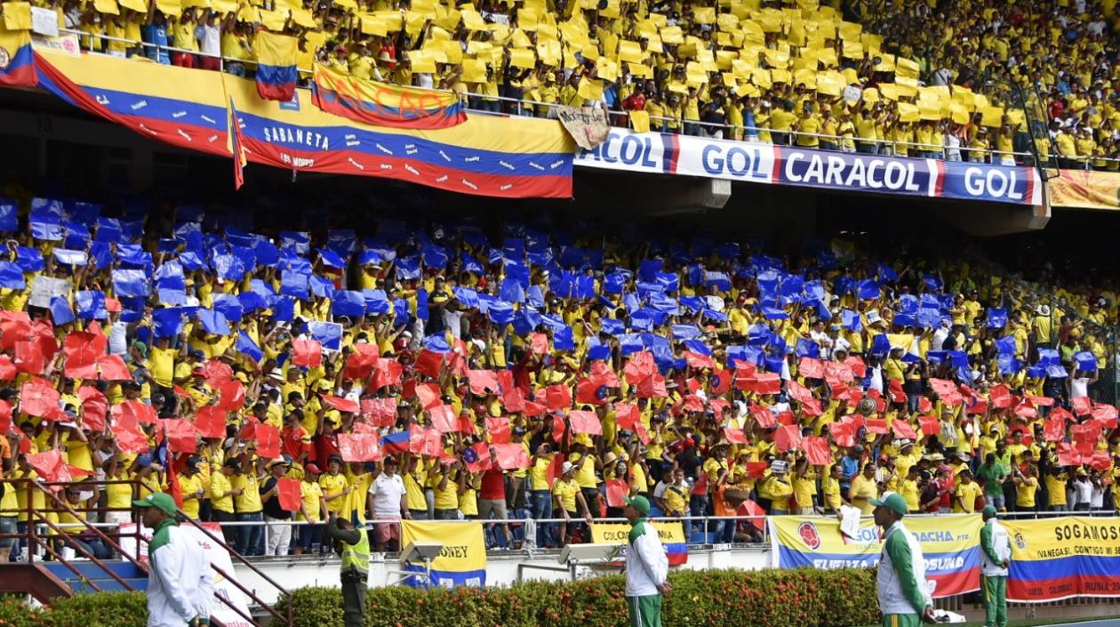 Tribunas del estadio Metropolitano con hinchas de la Selección Colombia.