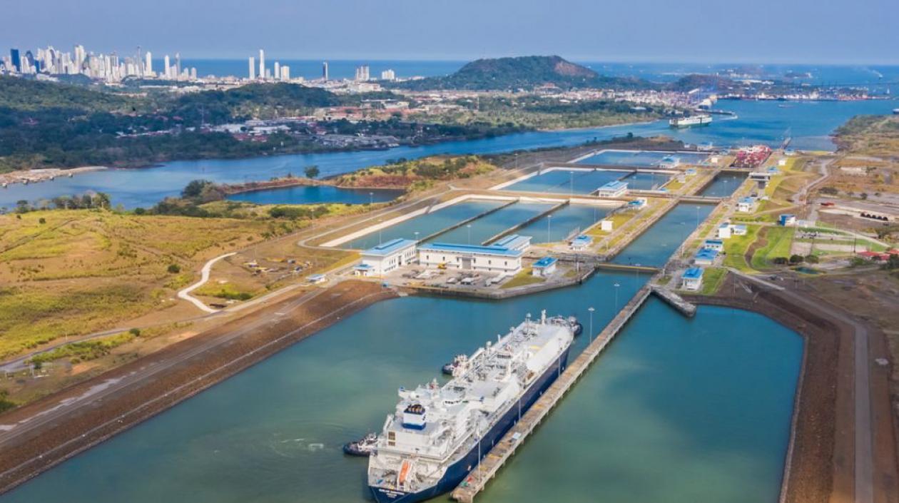 Gran parte del tráfico maritimo utiliza el paso por el Canal de Panamá.