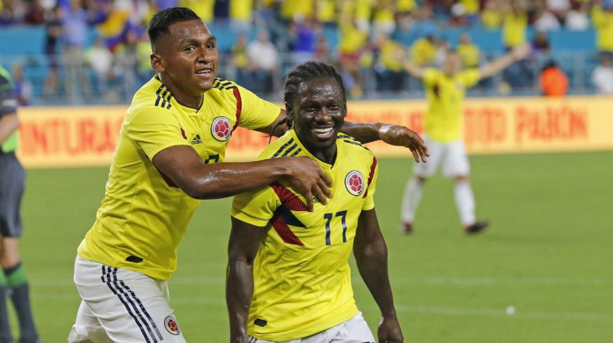 Yimmi Chará celebra un gol con la Selección Colombia. 