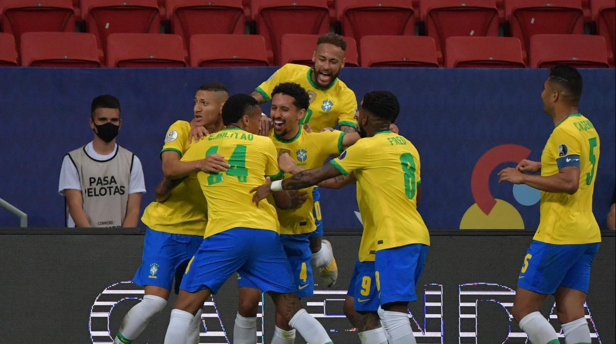 Neymar celebra con sus compañeros el primer gol. 