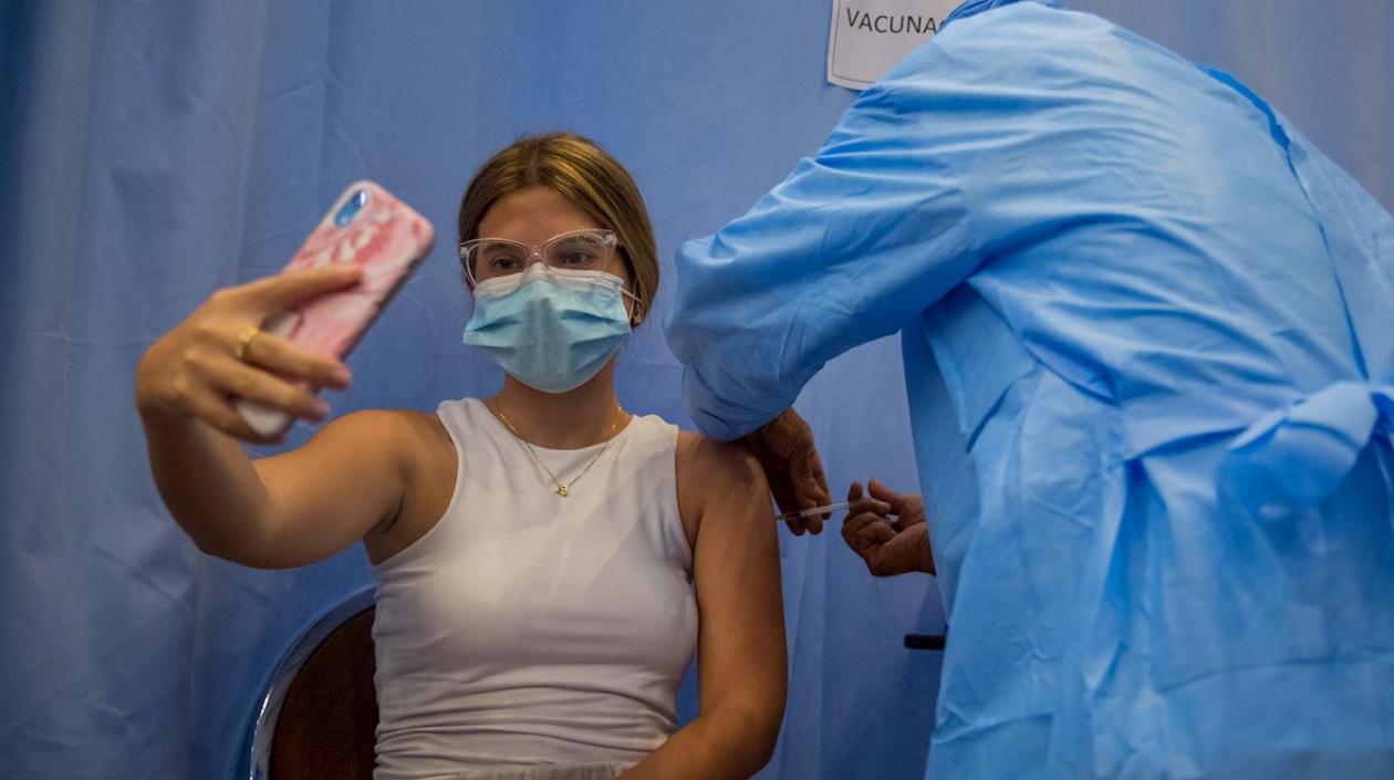 Una mujer recibe una dosis de la vacuna contra el Covid-19.  