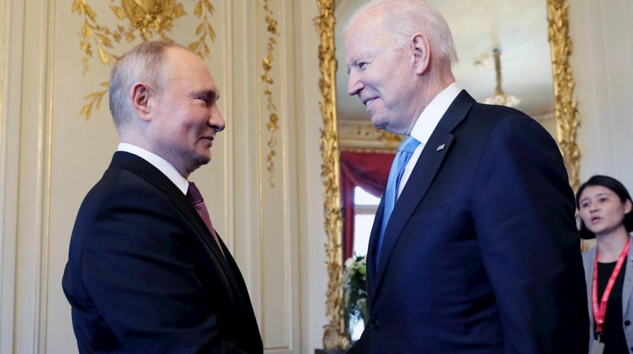  Vladímir Putin saluda a Joe Biden. Los presidentes de Rusia y Estados Unidos se reúnen en Ginebra.