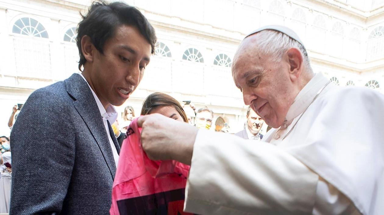 Egan Bernal le regaló al Papa Francisco una camiseta del Giro y una bicicleta.