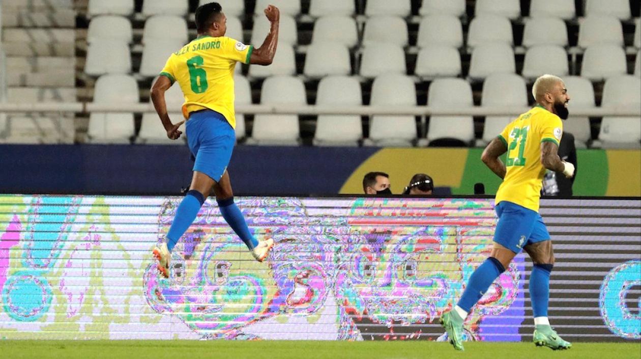 Alex Sandro salta para celebrar el primer gol de Brasil ante Perú.