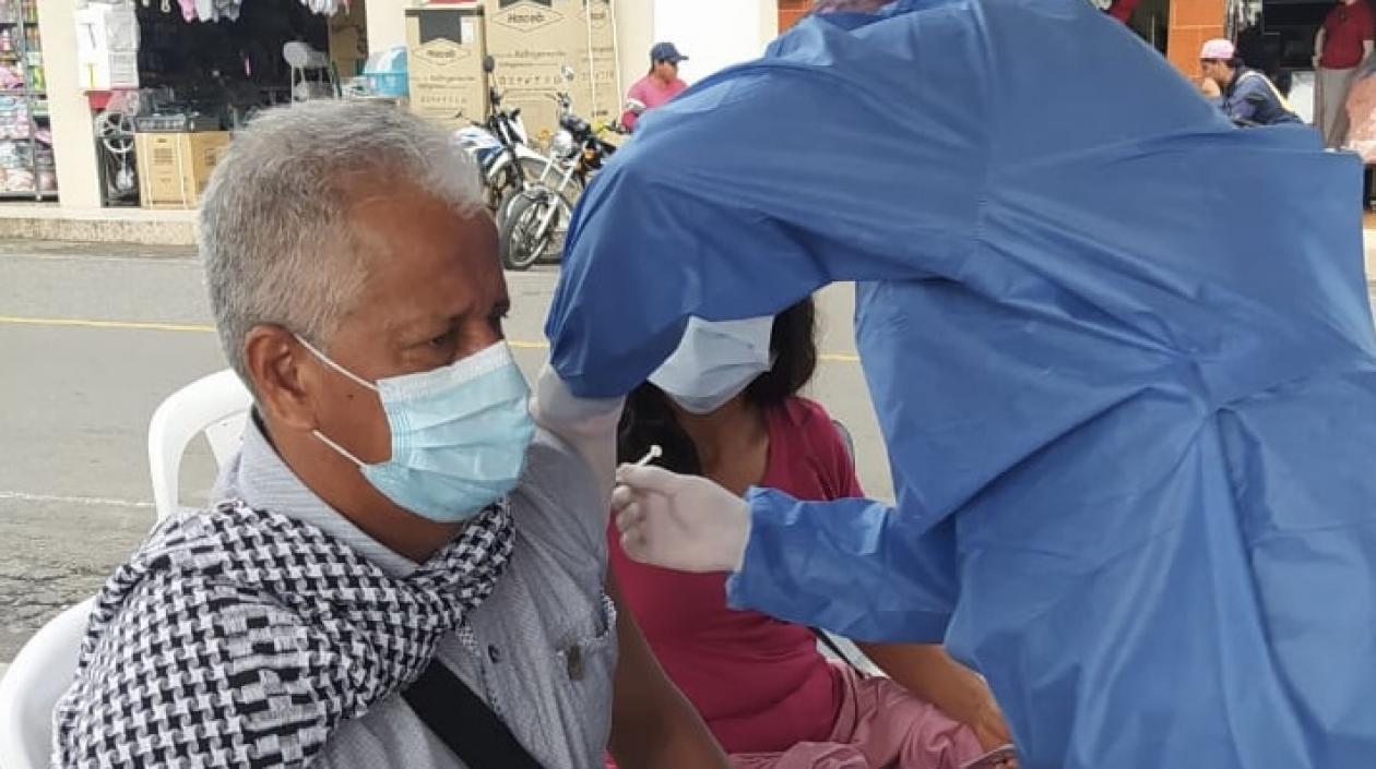Un ciudadano se vacuna contra el Covid-19 en una región de Colombia.