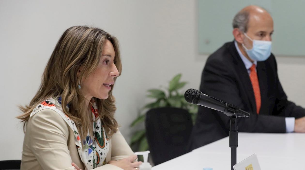  La secretaria de Estado de Comercio de España, Xiana Méndez Bértolo, habla hoy, junto a al embajador de España en Colombia, Marcos Gómez.