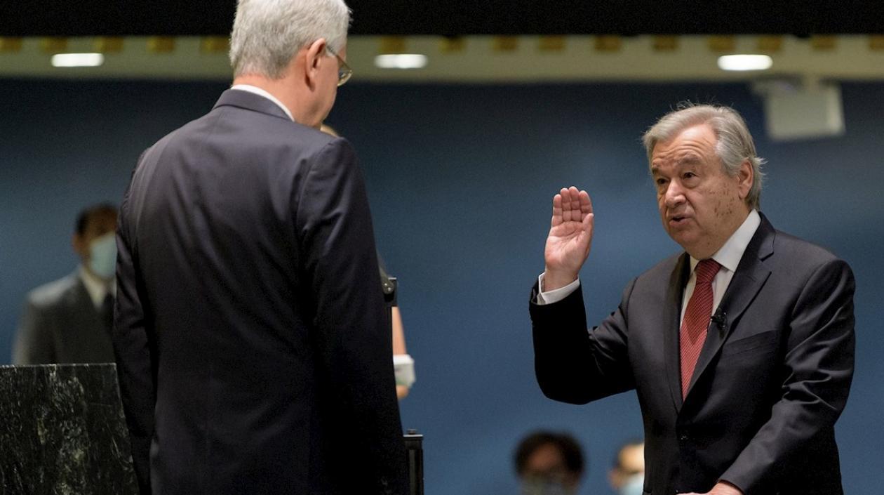 El portugués António Guterres (d) presta juramento para su segundo mandato como secretario general.