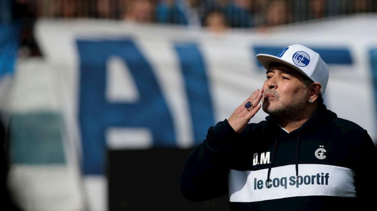 Diego Maradona envía un beso a las tribunas. 