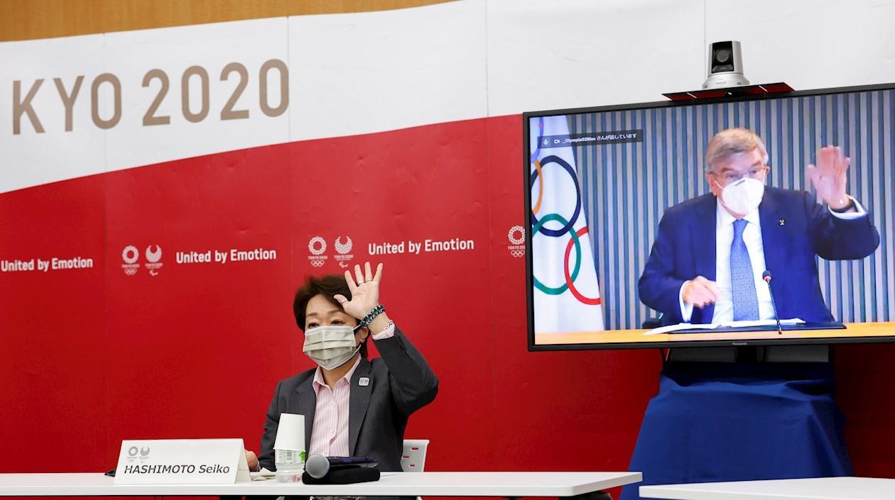 Presidenta de Tokyo 2020 Seiko Hashimoto (L) y el presidente del COI, Thomas Bach (en la pantalla) entregan detalles de los JJOO.