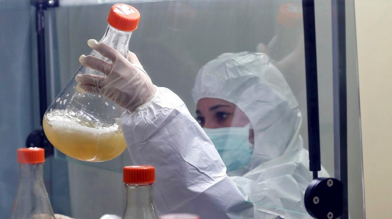 En la imagen un trabajador en un laboratorio continúa con la elaboración de los candidatos vacunales cubanos en La Habana (Cuba). 