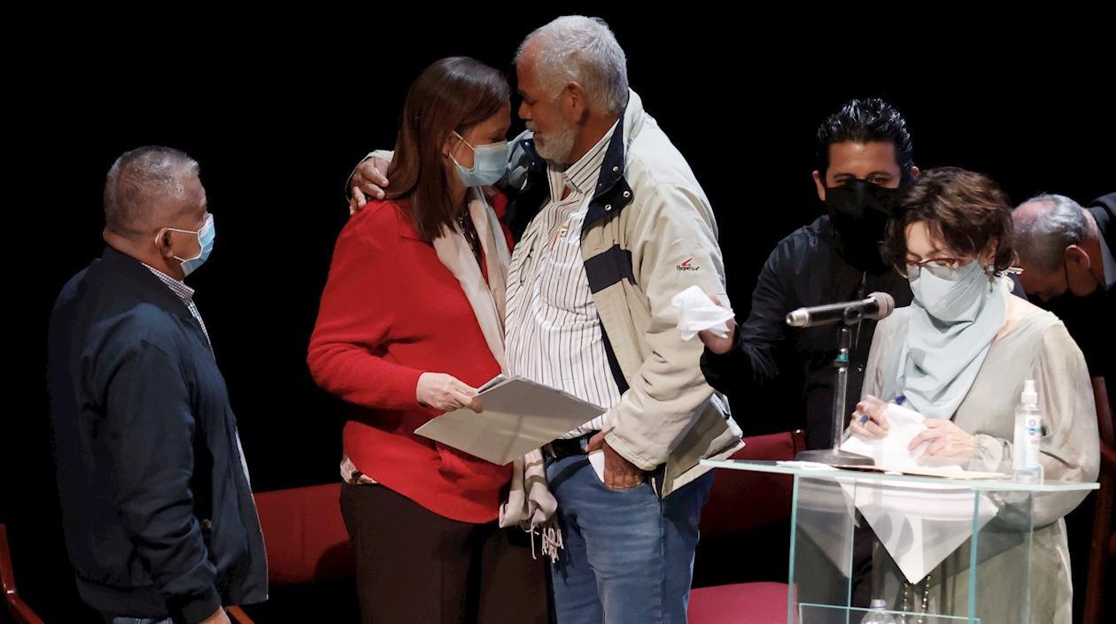  Roberto Lacouture y su esposa Diana (izq.), sobrevivientes de secuestro, asisten a un encuentro con exintegrantes del secretariado de las FARC, hoy en Bogotá (Colombia). 