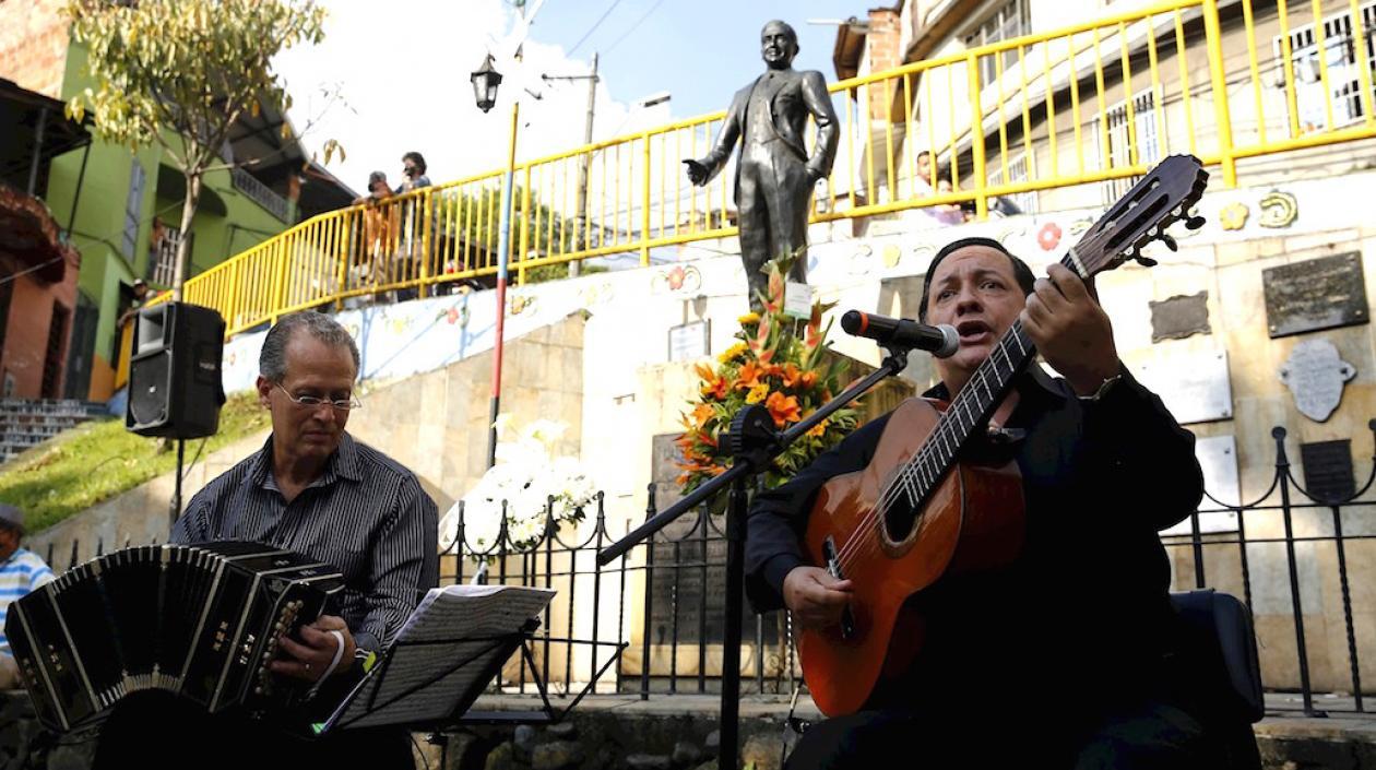 Presentación de artistas frente a la estatua de Carlos Gardel.