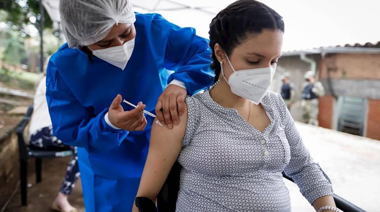 Una embarazada recibe una dosis de la vacuna. 