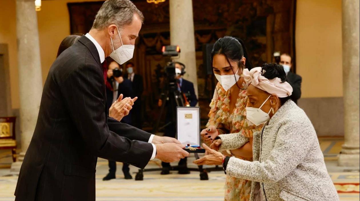 El Rey Felipe VI le entrega a la cantante cubana Omara Portuondo la Medalla de Oro al Mérito en las Bellas Artes, 