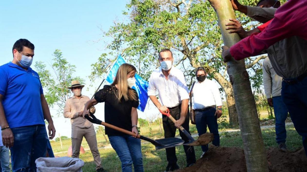 La gobernadora del Atlántico, Elsa Noguera, con pala en mano dio inicio a las obras de Parques para la Gente.