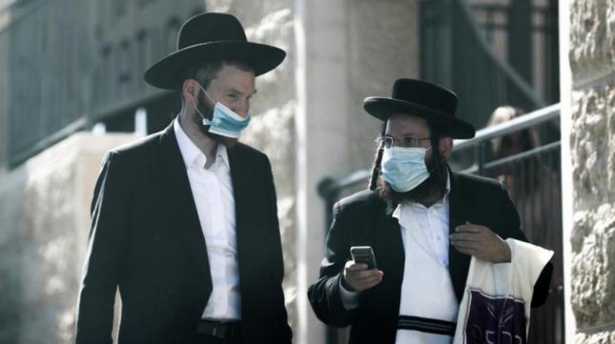 Judíos con tapabocas en Israel.