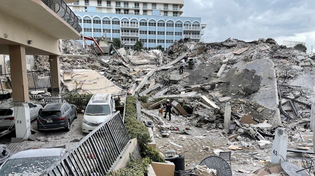 Así quedó lo que era la entrada del edificio de 12 pisos derrumbado parcialmente en la ciudad de Surfside, al norte de Miami Beach, Florida (EE.UU.).